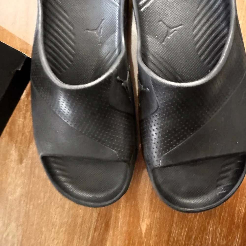 Mens Jordan Post slide black size 9
These were only worn a few times outgrown - Picture 2 of 6